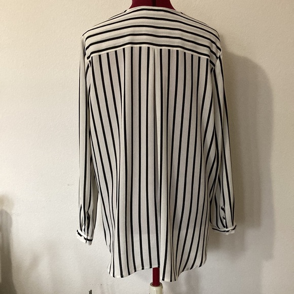 ADRIANNA PAPELL tunic size large, black & white stripes, V neck. Great condition - Picture 2 of 9